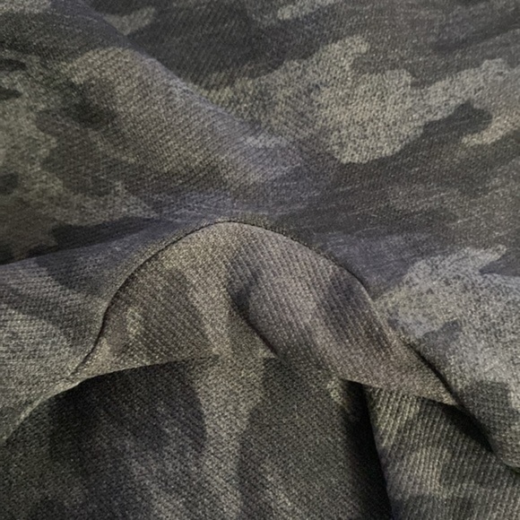 SPANX Look At Me Now Leggings Gray Black Camo sz Medium - Picture 9 of 13